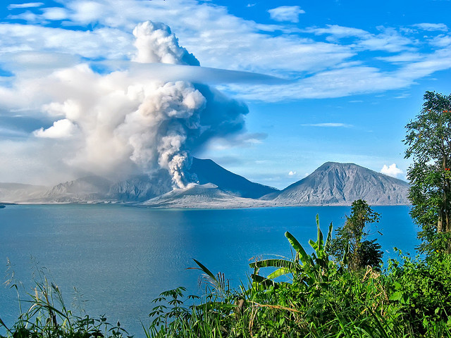 by [RUSTII] on Flickr.Tavurvur Volcano erupting in Rabaul, Papua New Guinea.
