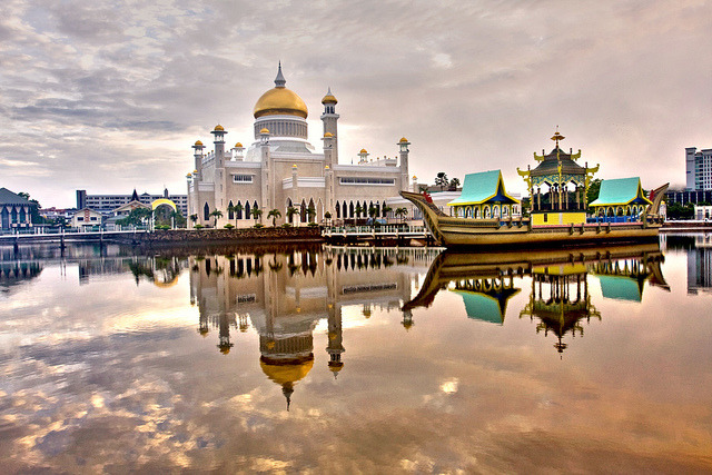 by ~mimo~ on Flickr.Morning view of Sultan Omar Ali Saifuddin Mosque in Bandar Seri Begawan, Brunei.